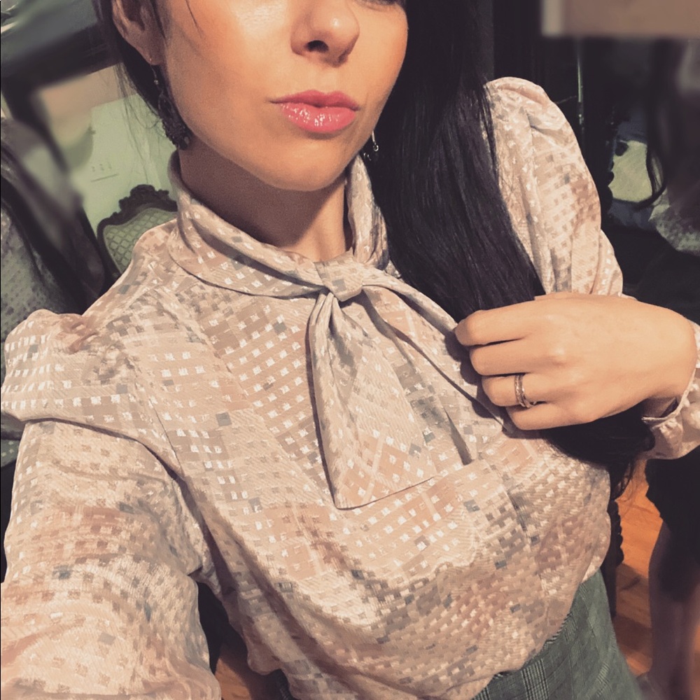 Sweet vintage blouse bow tie neck bell sleeve